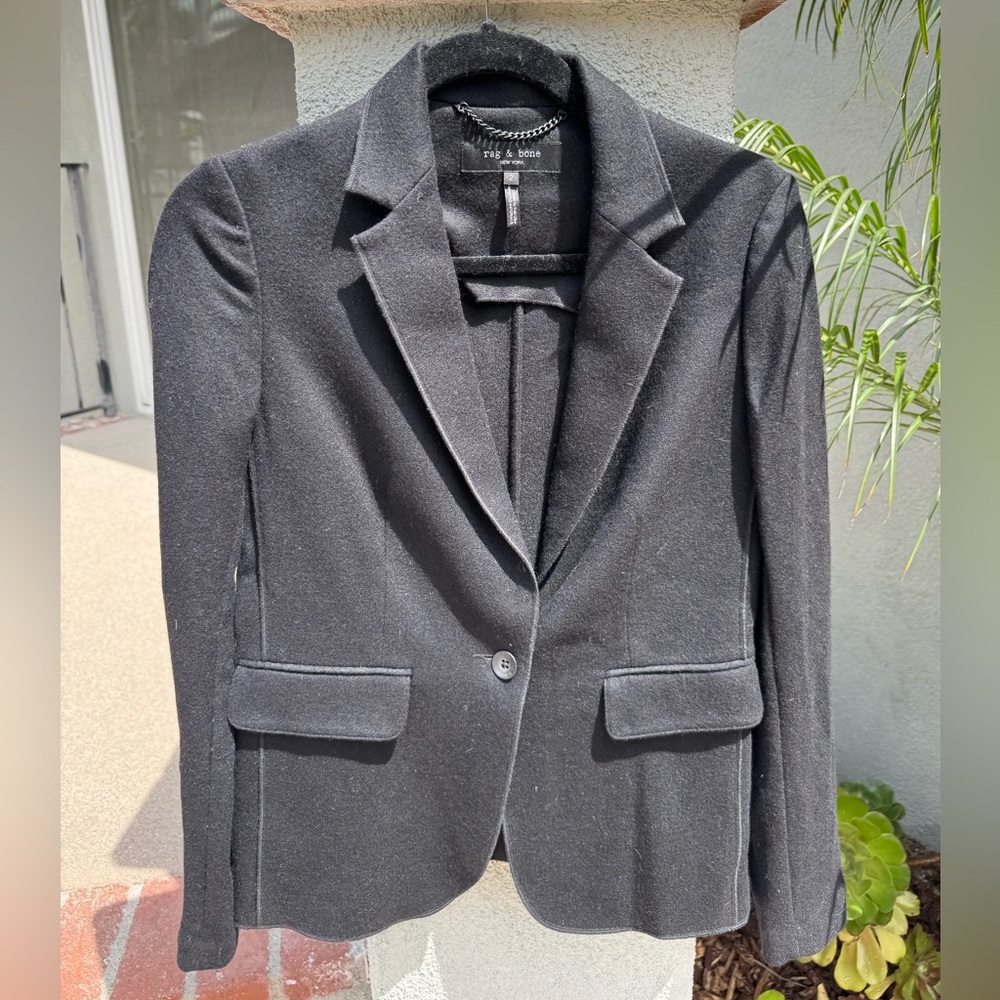 Rag & Bone black blazer. Fabric is knitted/felt-like (soft). Size 2, fits like 4